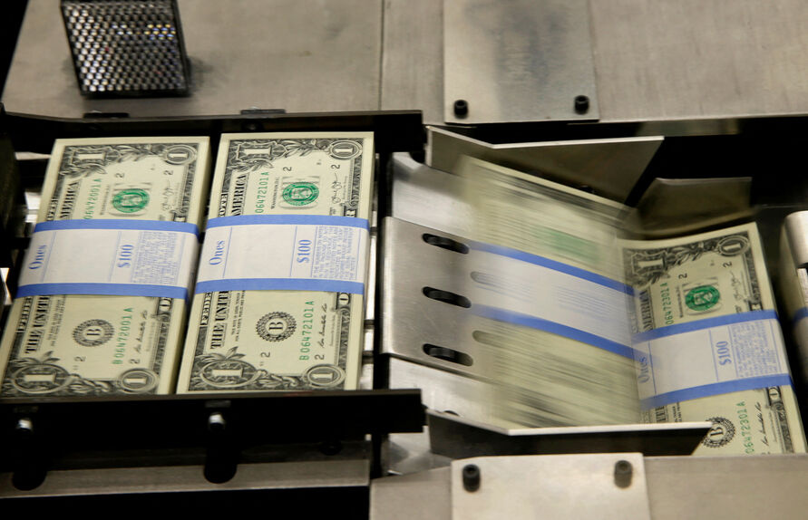 SÃO PAULO (Reuters) - O dólar à vista fechou a quinta-feira em baixa no Brasil, acompanhando o recuo quase generalizado da moeda norte-americana no exterior, após Pequim prometer gastar ainda mais para impulsionar a economia da China, a maior compradora de commodities do mundo.