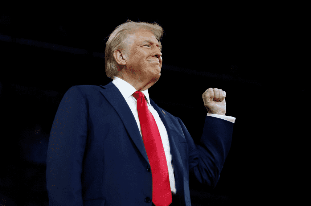Investing.com — O presidente dos EUA, Donald Trump, assinou na noite de terça-feira uma ordem executiva impondo uma tarifa adicional de 50% sobre a China, marcando uma escalada em uma guerra comercial cada vez mais grave com Pequim.